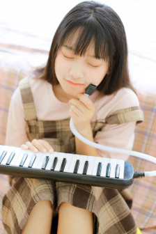 不扣钮的女孩李丽珍